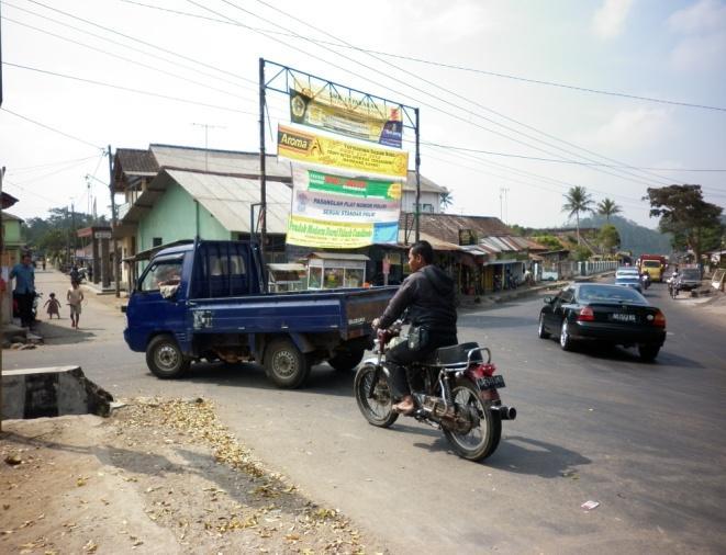 Gambar 2.7 Kondisi Eksisting Kondisi Jalan Di Desa Muntung Sumber : Hasil Survei Tim Konsultan Tahun 2012 2.3.3.6.