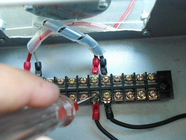 Gambar 3.5. Memasang kabel ke beban lampu dengan terminal blok 3.3. Posisi Switch Otomatis Pada posisi otomatis ini dapat di saklar menjadi dua fungsi input masukan yaitu dengan menggunakan saklar waktu 24 jam dan rangkaian photocell.