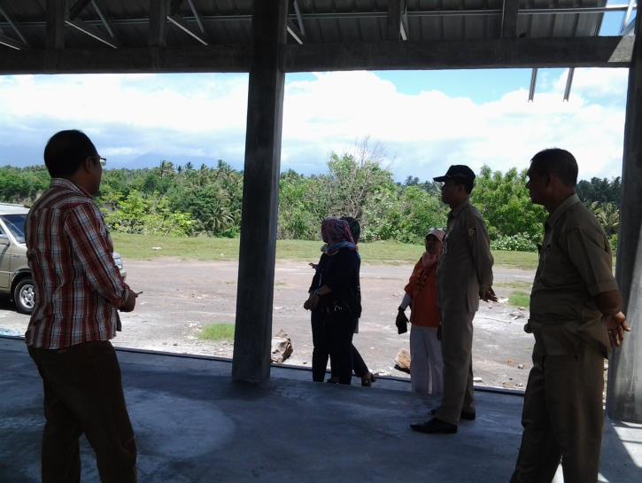 LAMPIRAN 2: PHOTO KEGIATAN PEMBANGUNAN PASAR TRADISIONAL DI KABUPATEN LOMBOK TIMUR, TAHUN 2016 (3) Tim Monitoring didampingi Kadis Kasbangpol, Lombok Timur