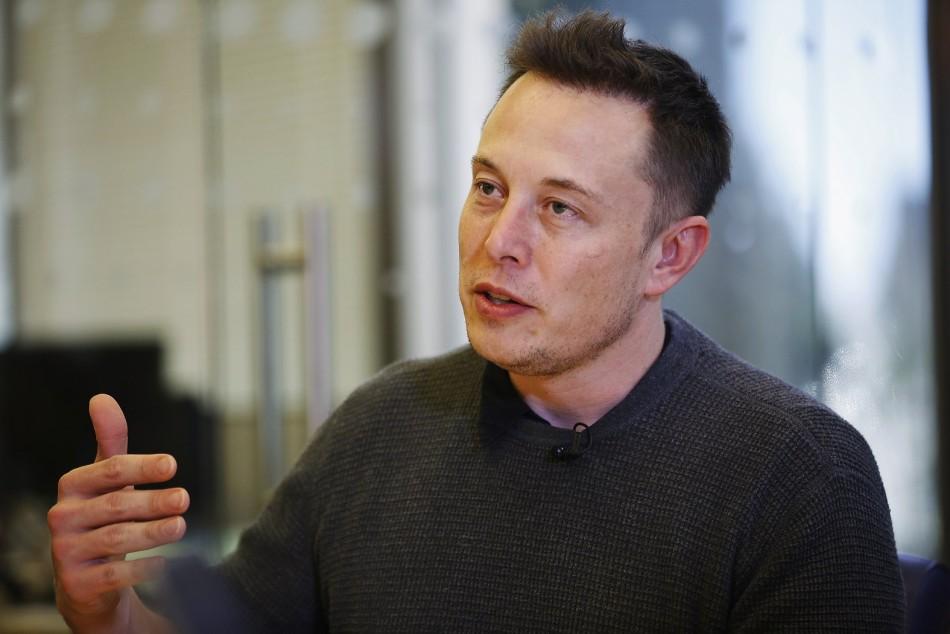 perusahaannya, SpaceX dan Tesla. Musk mau menanamkan kekayaannya untuk proyek ini. Namun dia enggan sepenuhnya mengelola Hyperloop.