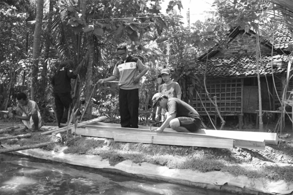 Kondisi Kolam Sebelum Pembuatan Aquaponic dan Proses Persiapan Pemasangan Bambu di Atas Kolam serta Pengukuran Talang Air
