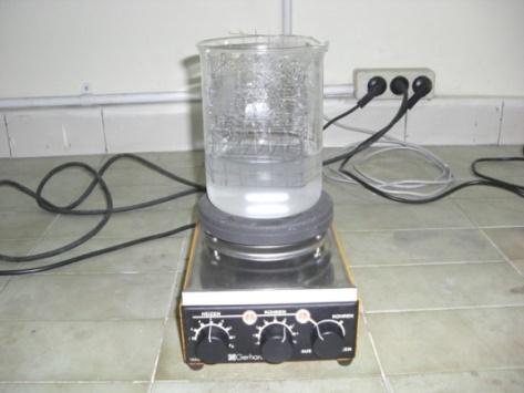 2. Beaker glass yang berisi sampel tersebut diletakkan diatas magnetic stirrer dan didalam wadah tersebut diberi magnetic bar agar turbulensi terjadi. 3.