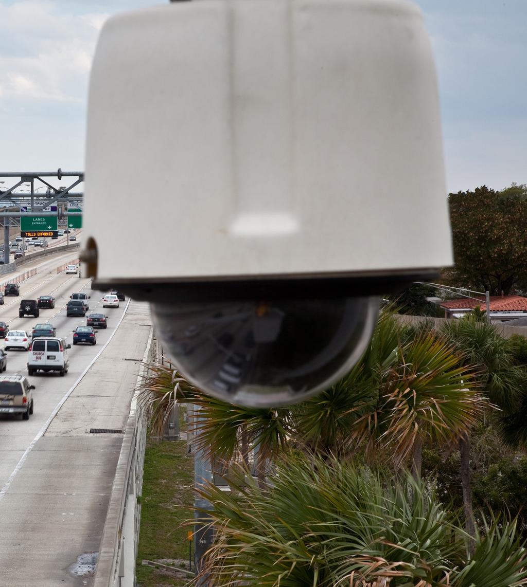 Video Surveillance Pemantauan Video Otomatis & On-Demand Dengan sistem pemantauan video jarak jauh dan juga otomatis, menjadikan sistem keamanan sebuah Smart City menjadi lengkap dan sempurna.