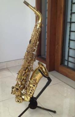 tersebut adalah (a) Memegang saxophone hendaknya berhati-hati dan menghindari kemungkinan terjadi benturan dengan benda keras lainnya, sebab bahan logam instrumen saxophone sangat tipis dan peka