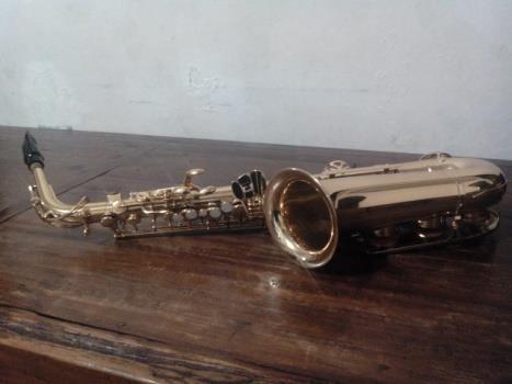 (b) Setelah selesai menggunakan segera membersihkan saxophone baik bagian luar maupun bagian dalam, bantalan-bantalan (pad) yang basah, harus segera dikeringkan dengan menggunakan kain yang mudah