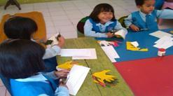 dengan menggunakan pengalaman belajar, serta kesungguhan anak dalam mengikuti kegiatan. 4.2.2.4. Pertemuan keempat Pertemuan keempat pada tindakan siklus II dilaksanakan pada hari Senin, 5 Maret 2012.