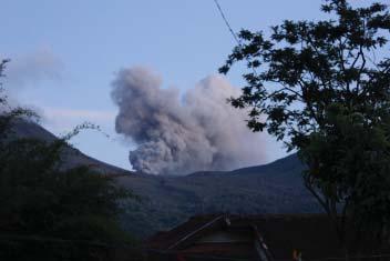 Pada 18 Juli 2011 hanya terjadi 2 kali letusan abu dengan tinggi sekitar 200 sampai 600 m, yang kemudian disusul dengan letusan pada 24 Juli 2011 berupa letusan abu dengan ketinggian 100 m dari atas