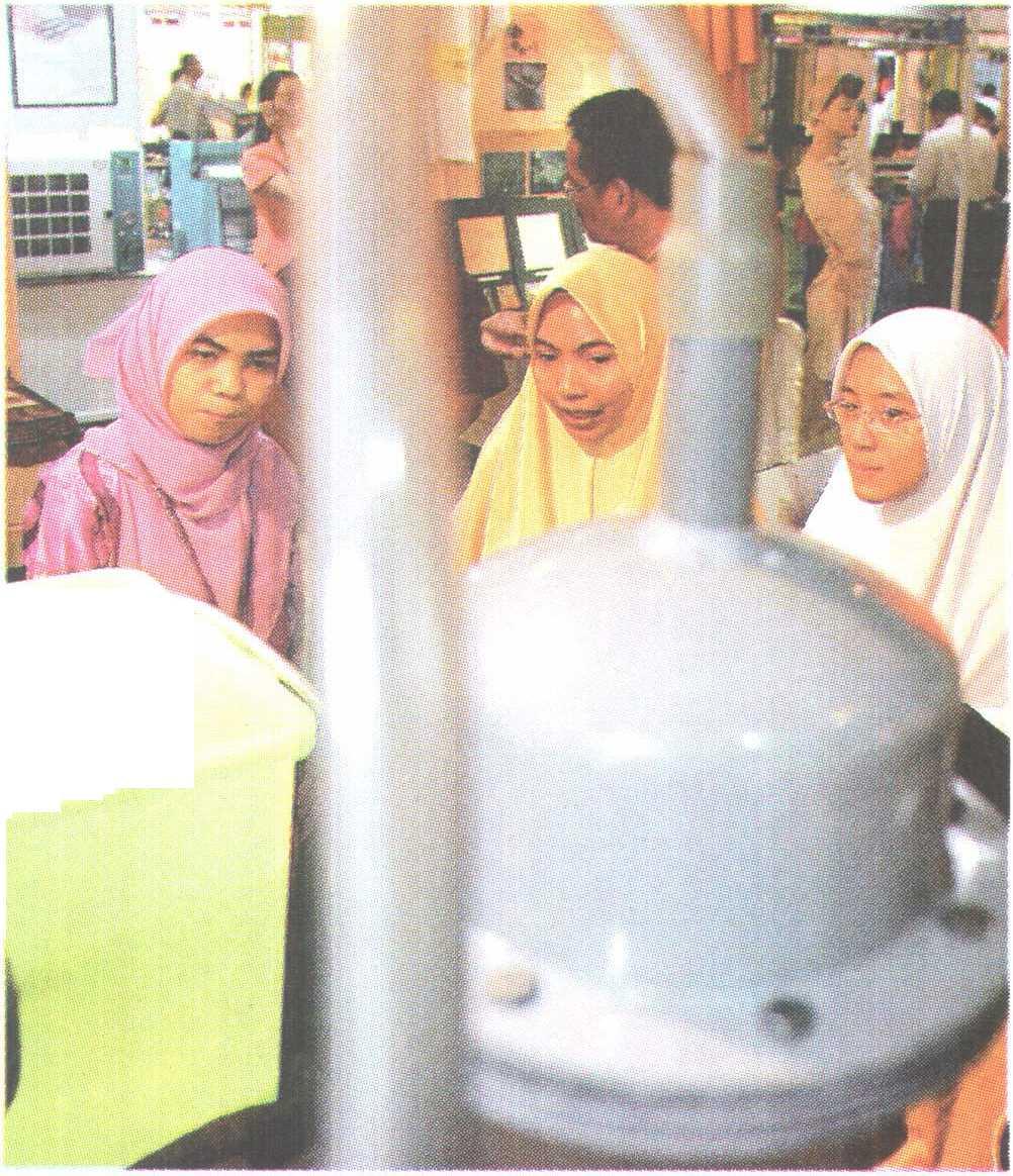 KAJI tiga pelajar bioteknologi Universiti Sains Malaysia USM mencuba teknik menghasilkan