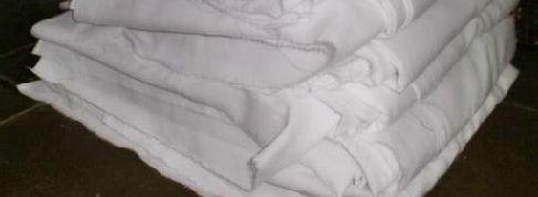 Kain yang digunakan di Perusahaan Batik Tulis Ismoyo yaitu: a) Katun Primisima Penggunaan kain katun jenis primisima dalam pembuatan batik tulis di Perusahaan Batik Ismoyo karena kain tersebut