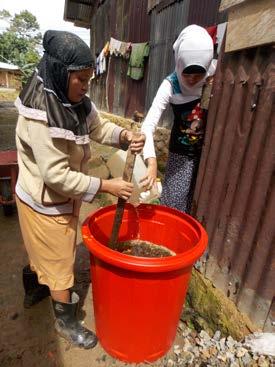 13 Kegiatan membuat pupuk cair di Desa Balang Pesoang. Foto oleh: ICRAF/ Megawati tersebut sebenarnya bertujuan untuk mengatasi kelangkaan pupuk dan lonjakan harga ketika musim tanam tiba.