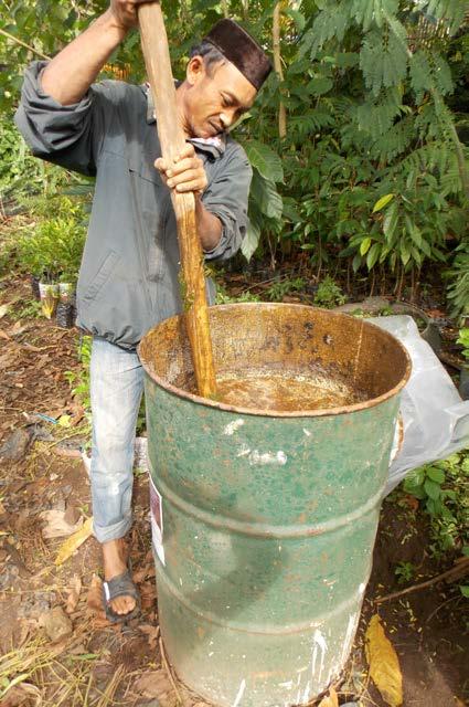 14 Dengan niat ingin berbagi kesuksesannya, Syamsuddin memproduksi pupuk cair dan kompos lalu membagikannya ke sesama petani dan anggota kelompoknya.