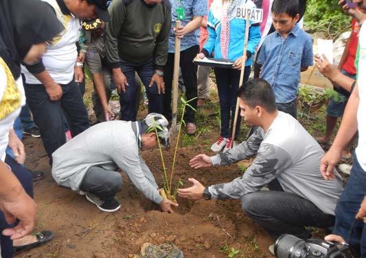 40 Bupati Gorontalo, Prof. Dr. Ir. H. Nelson Pomalingo, M.Pd., melakukan penanaman bambu di kawasan Cagar Alam Tangale.