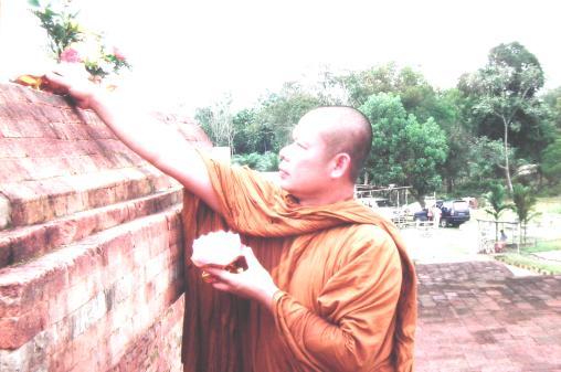 Alansan utama dilakukannya ritual tesebut adalah para biksu agama Budha mengabdikan hidup mereka sepenuhnya tanpa memiliki mata pencaharian yang lain.