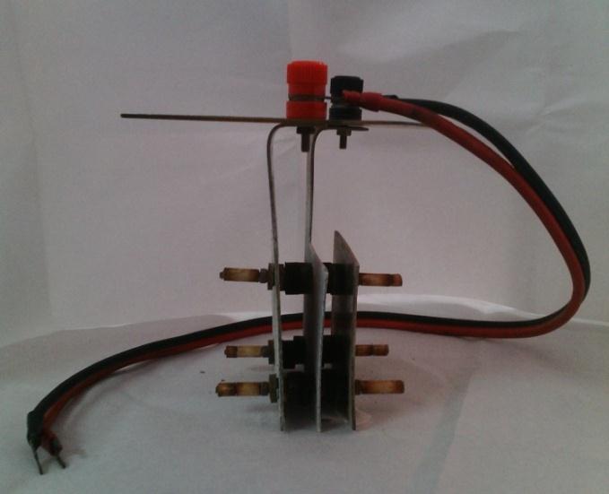 22 Gambar 3.3. skema gambar plat elektroda B. Preparasi larutan model lignin 1) Larutan model lignin Untuk tahap optimasi menggunakan larutan standar lignin.