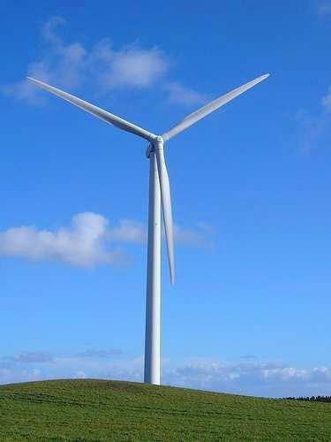 16 Gambar 2.4Turbin Angin Sumbu Horizontal Sumber : http://www.satuenergi.com/2015/10/jenis-jenis-turbin-angin-serta.html 2.5.1.2 Turbin angin sumbu vertical Turbin angin sumbu vertikal (TASV) memiliki poros atau sumbu rotor utama yang disusun tegak lurus.