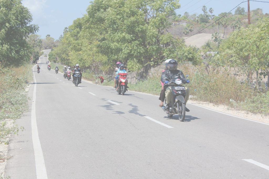 Terus terjadi perubahan jenis permukaan jalan Dari total panjang jalan Provinsi dan Kabupaten di Rote Ndao, 57,88 persen diantaranya sudah diaspal sampai dengan tahun 2014.