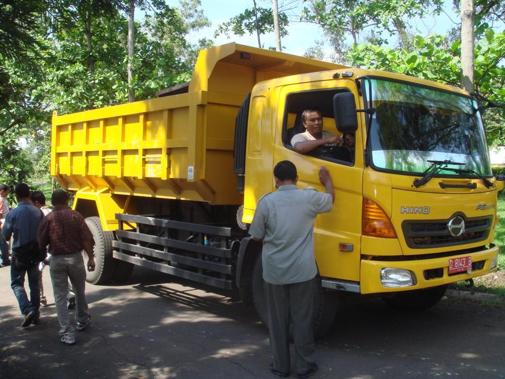 TRUK SPESIFIKASI STANDAR Berat kosong truk (5±0,1)ton Sumbu belakang STRG Beban roda belakang ban ganda