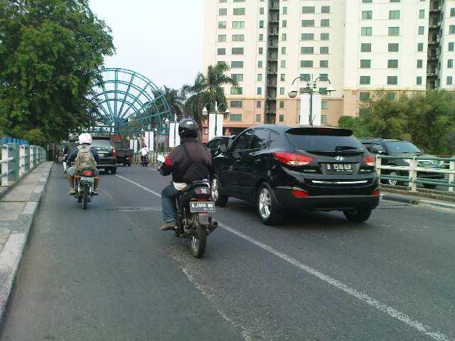 satu arah pada ruas Jalan Pluit Karang menuju Jalan Pluit Karang Barat,