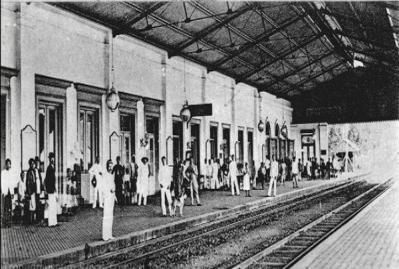Gambar 1.3 Keadaan stasiun Bojonegoro tempo dulu Sumber: google Peran sejarah pada stasiun Bojonegoro, sebelum beralih fungsi menjadi stasiun dulunya tempat ini merupakan kantor pemerintahan Belanda.