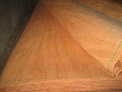 Veneer Seperti yang sudah dijelaskan tadi, bahwa kayu lapis atau plywood merupakan hasil penempelan veneer, plywood yang terdiri dari 3 lapis veneer
