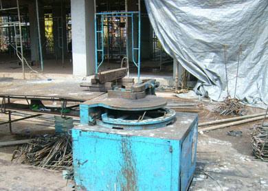 3. Bar bender Laporan Kerja Praktek Bar-bender adalah alat yang digunakan untuk membengkokan besi tulangan, seperti pembuatan sengkang kolom, tulangan pile cap, dan sebagainya.