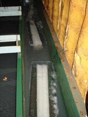 8: Es balok pada sisi evaporator ice bank. 3.