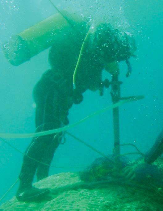 Pengambilan sampel core karang Porites di bawah air dengan peralatan SCUBA.