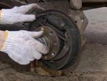 35 d) Memeriksa Wheel Cylinder Pemeriksaan wheel cylinder masih baik atau tidaknya dapat dilakukan dengan menekan pedal rem, kemudian secara bersamaan periksa dengan cara menekan piston pada wheel