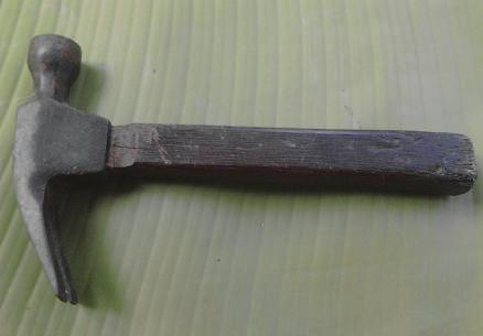 Sumber: Dokumen Kemdikbud Gambar 2.16 Palu e. Gunting Seng Gunting seng adalah alat yang digunakan untuk memotong seng atau sejenisnya.