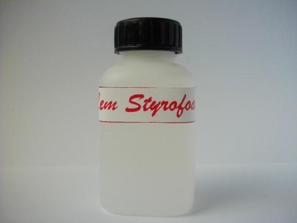Lem styrofoam untuk merekatkan bagian Styrofoam pada saat pembuatan model