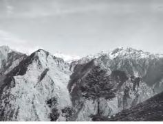 Cina. Dataran tinggi ini dikelilingi pegunungan, yaitu Pegunungan Himalaya, Karakoram, Kunlun, Tian Shan, dan Hindukush.