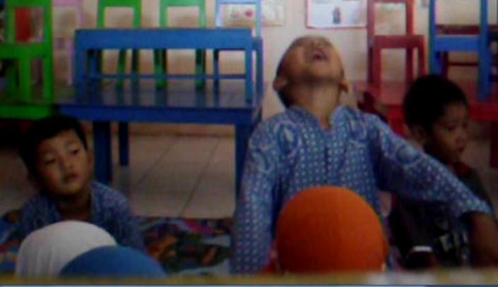 c. Mengisi energi Langkahnya yaitu: (1) anak duduk jongkok kaki, lutut menyentuh lantai, tangan ditempatkan di lutut, (2) anak menarik nafas sambil menggerakkan kepala dari menunduk, (3) anak