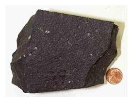 Batu obsidian sering ditemukan dalam keadaan mengkilau mulus walaupun belum dipoles. d. Batu basalt Batu basalt terbentuk dari lava yang segera mengalami pendinginan.
