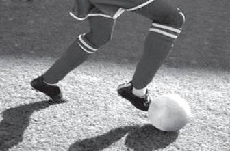 (1) Posisi badan di belakang bola, kaki tumpu disamping belakang bola kurang lebih 25 cm, ujung kaki menghadap ke sasaran, dan lutut sedikit di tekuk.