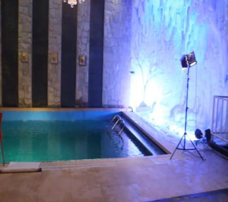 ini yang menjadi kelebihan dari studio adventure, studio yang mempunyai fasilitas pemotretan underwater, untuk sesi