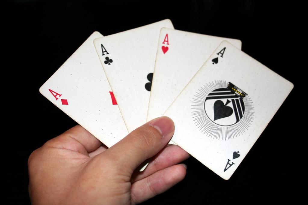 Kartu 7 atau Kartu 5 digunakan untuk menunjuk pemain lain untuk melanjutkan gilirannya setelah pemain yang mengeluarkan kartu ini. Dengan mengeluarkan kartu ini, nilai di arena tidak akan bertambah.