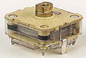 Kapasitor Variabel Gambar C-5 Kapasitor variabel [5] Kapasitor jenis ini biasanya digunakan di dalam rangkaian tuning radio. Nilai kapasitansinya relatif kecil, biasanya diantara 100pF dan 500pF.