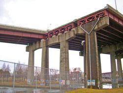 Gambar 2.3 Contoh jembatan dengan menggunakan plat girder (Sumber: Internet) Gambar 2.4 Struktur jembatan plat girder (Sumber: Struyk, 19
