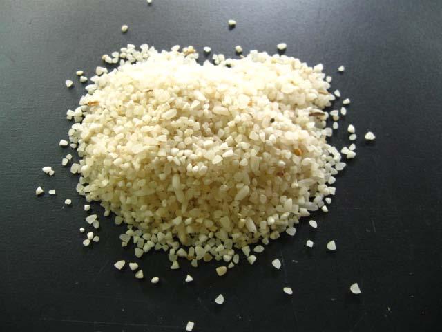 mengupas gabah sebanyak dua kali menggunakan mesin huller yang bertujuan untuk menghasilkan beras pecah kulit dengan memisahkan sekam dari gabah.