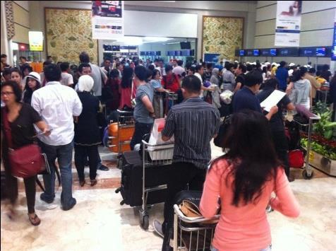 4 Gambar 1.2 Lokasi Check-in Counter Bandara Internasional Soekarno-Hatta Sumber: Viva News Gambar 1.