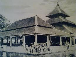 sebuah rumah yang dibangun dan digunakan secara turun-temurun dari beberapa generasi (Djauhari Sumintarja, 1978: 11) dalam buku Sunarmi, dkk.(2007:15).