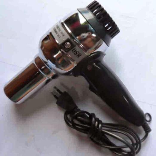 Mega 16 ini, hairdryer digunakan sebagai sumber udara panas yang berfungsi untuk mengeringkan kerupuk dalam ruangan alat pengering.
