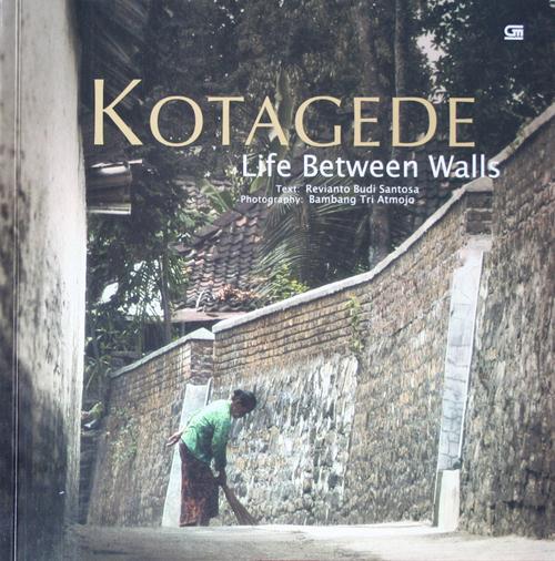 Gambar 1 : cover buku etnofotografi Kotagede Life Between Walls Foto : repro Fariza Wahyu D. Tujuan dan Manfaat 1.