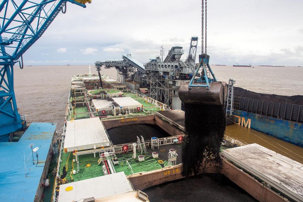 Adaro Energy Laporan Operasional Kuartalan Kuartal Kedua 2015 Untuk Tiga Bulan yang Berakhir Tanggal 30 Juni 2015 Floating Transfer Unit (FTU) Adaro memuat Envirocoal ke dalam kapal pelanggan di