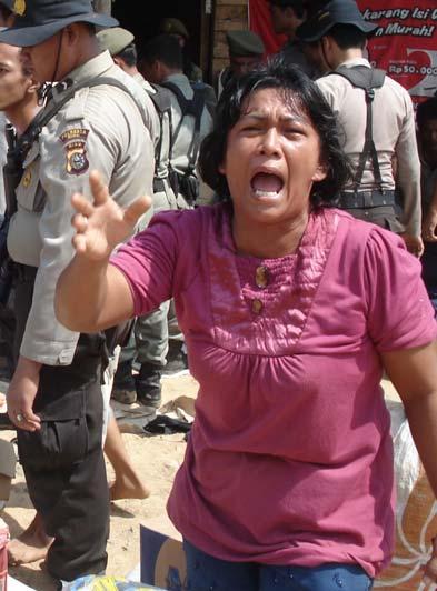 Suasana Pengusiran Paksa warga Suluk Bungkal oleh Kepolisian