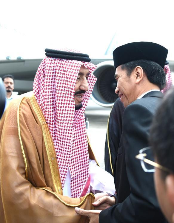 (Beawiharta/Reuters) Jakarta - Bersama Presiden Joko Widodo, sejumlah tokoh ikut menyambut kedatangan Raja Arab Saudi Salman bin Abdulaziz