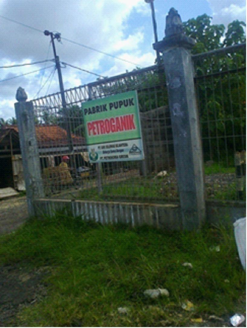 Papan Nama di pintu masuk PT Semen Gombong Sumber : Dokumentasi tim, 2013 Menurut informasi dari salah seorang karyawan dari Bangunan yang terpisah yakni seluas 2 Ha adalah pabrik pupuk organik yag