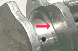 Permukaan Thrust Bearing Shell Main Bearing Terdapat dua bagian pada setiap main bearing yang disebut shell (Gambar 3.105).