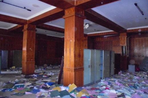 a. Kondisi Interior Gedung Pasca Gempa b.