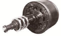 3 Struktur rotor sangkar tupai. Motor rotor belitan ( motor cincin slip ) berbeda dengan motor sangkar tupai dalam hal konstruksi rotornya.